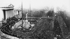 Eine Massendemonstration vor dem Wiener Parlament aufgenommen am 12. November 1918