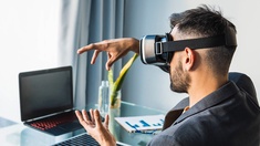 Mann mit VR-Brille, Home-Office
