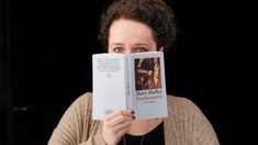 Julia Reuter mit einer Ausgabe von Mary Shelleys "Frankenstein"