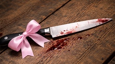 KI-generiertes Bild: blutiges Messer mit einer rosafarbenen Masche