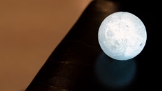 Mond auf einem Schreibtisch