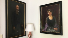 2 Portraits hängen an der Wand