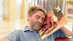 Christian Scheib mit einer Plattenhülle, schlafend