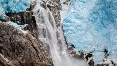 Ein Wasserfall zwischen Eis und Gestein