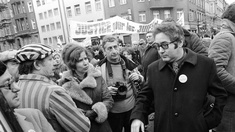 Beate und Serge Klarsfeld während eine Demonstration, 1980