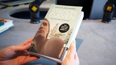 Frau hält Buch in Händen