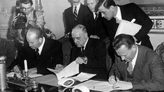 Unterzeichnung des Marshall-Plans in Wien: George Erhardt, Adolf Schärf und Karl Gruber.