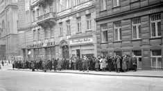 Menschenschlange vor Bank, 1945 oder -47