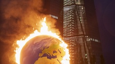 Eine brennende Weltkugel vor der europäischen Zentralbank.