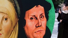 Großflächige Schautafeln mit dem Bildnis von Martin Luther und seiner Frau Katharina von Bora