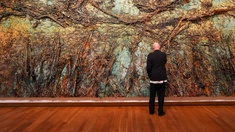 Anselm Kiefer vor seinem Kunstwerk