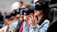 Jugendliche mit VR-Kamera