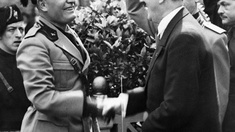 Adolf Hitler schüttelt dem italienischen Diktator Benito Mussolini die Hand.