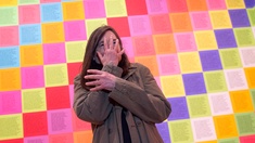 Jenny Holzer vor "Inflammatory Wall"