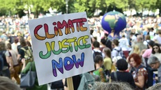 Teilnehmer der Fridays for Future Bewegung demonstrieren für das Klima