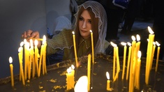Frau zündet Kerzen an