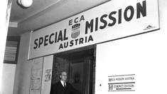 Westmore Willcox vor dem Eingang zum E.C.A.-Hauptbüro in Wien IX., Frankhplatz 3.