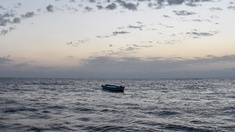 Ein leeres Boot treibt auf dem Meer