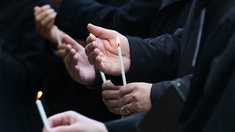 Mit Kerzen in den Händen nehmen Besucher an der Gedenkveranstaltung in Berlin teil