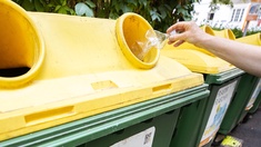 Ein Plastikflaschen-Behälter der MA 48 zur Sammlung und Verwertung von Kunststoffen