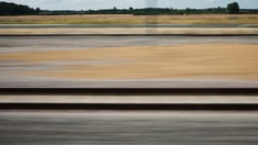Vorbeiziehende Landschaft aus einem Zugfenster betrachtet