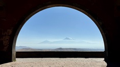 Wolken um einen Berg in Armenien, Blick durch einen Bogen