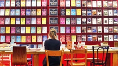 Ein Mädchen sitzt vor einer Bücherwand
