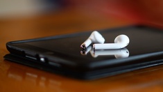 Airpods und Smartphone, Kopfhörer