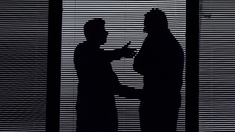 Der Schatten zweier diskutierender Männer