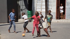 Spielende Kinder in Kapstadt