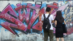 Paar vor Graffiti