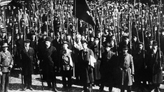 Menschen demonstrieren in Moskau während der Revolution 1917