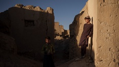Zwei Burschen in einem Dorf bei Kabul
