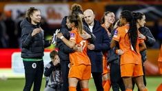 Niederländische und Polnische Frauenmannschaft Fussball