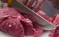 Rindfleisch wird geschnitten