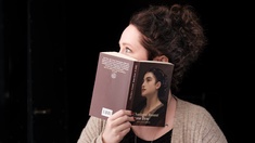 Julia Reuter mit einer Ausgabe von Charlotte Brontes "Jane Eyre"