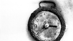 Eine Uhr gestoppt von einer Bombe aus 1945.