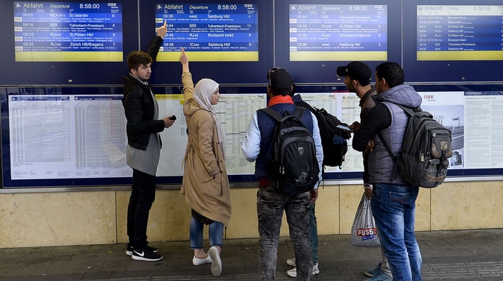 Flüchtlinge und Helfer am Westbahnhof in Wien, September 2015.