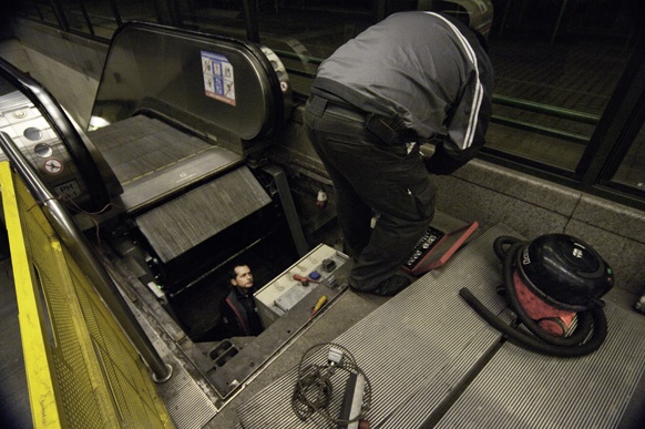 Mann beim Rolltreppenservice