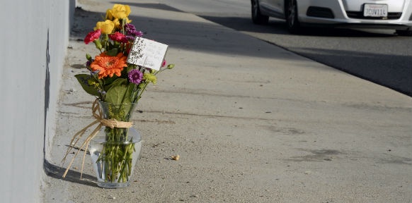 APA/EPA/PAUL BUCK Blumen auf der Straße zum Gedenken der Opfer
