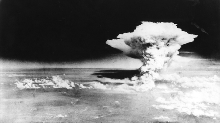 Historisches Foto des Atombombenabwurfs über Hiroshima