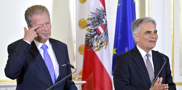 APA/HERBERT NEUBAUER Reinhold Mitterlehner und Werner Faymann