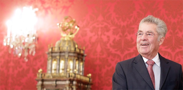 Heinz Fischer vor roter Tapete