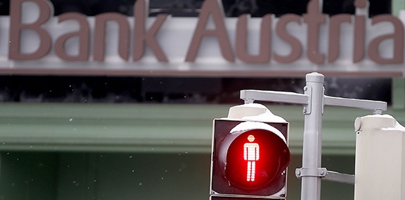 Rote Ampel vor Bank-Austria-Schriftzug