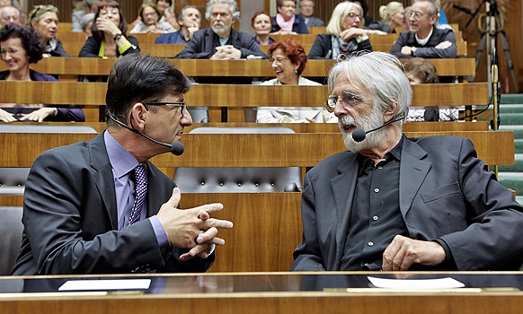 (C) PARLAMENTSDIREKTION/BILDAGENTUR ZOLLES KG/MIKE RANZ Michael Kerbler im Gespräch mit Michael Haneke