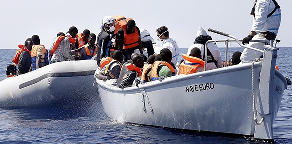 Flüchtlinge in einem Boot auf dem Meer