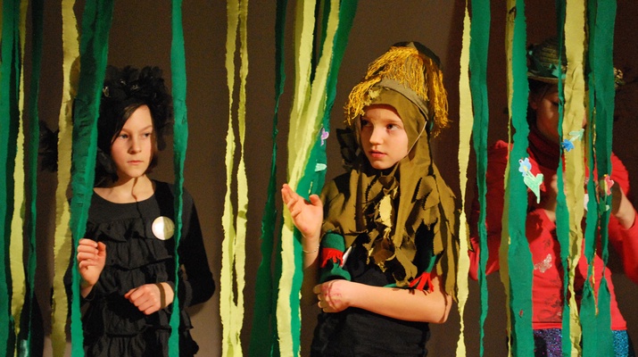 NEHLE DICK Kinder spielen Theater, Krepp-Papiervorhang