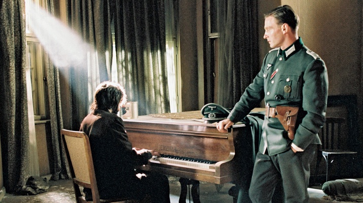 Der deutsche Hauptmann Wilm Hosenfeld (Thomas Kretschmann, re.) rettet dem jüdischen Pianisten Wladyslaw Szpilman (Adrien Brody) das Leben.