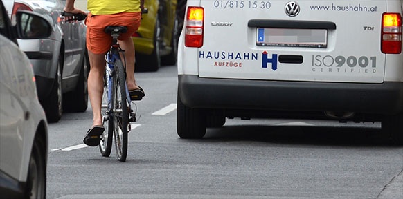 APA, HELMUT FOHRINGER Fahrrad zwischen Autos
