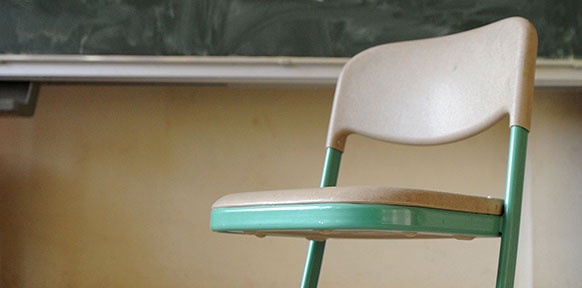 Leerer Stuhl in einem Klassenzimmer